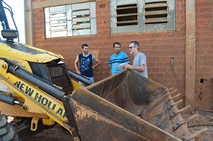 Junto da equipe de Obras, o mecânico avaliou quais os principais problemas apresentados pelo maquinário. (Foto: Lautenir Azevedo Junior / Divulgação)