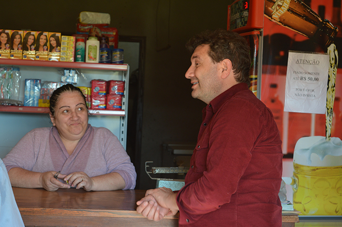 Nedir Azevedo em conversa com prefeito Edmilson diz que a localidade precisa desses reparos de maneira periódica. (Foto: Lautenir Azevedo Junior / Divulgação)