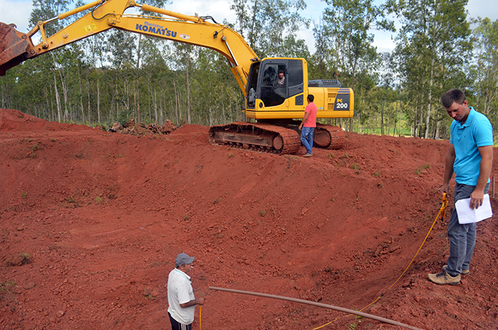 Enquanto empresa terceirizada prestava os serviços, a equipe da Agricultura auxiliava o investidor na medição da esterqueira. (Foto: Lautenir Azevedo Junior / Divulgação)