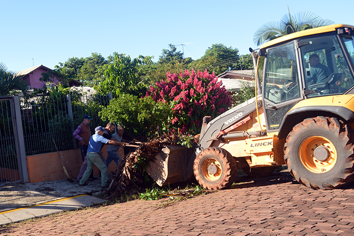A equipe de recolhimento da Secretaria de Obras segue com os trabalhos. (Foto: Lautenir Azevedo Junior / Divulgação)