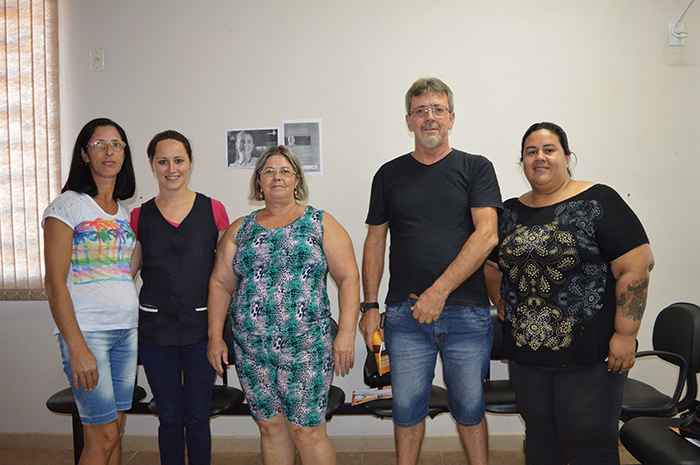 Na foto, a paciente Alminda (e), a enfermeira Ana Paula, pacientes Ana e José Elmar e a coordenadora da ESF Diomara Padilha (d). (Foto: Lautenir Azevedo Junior / Divulgação)