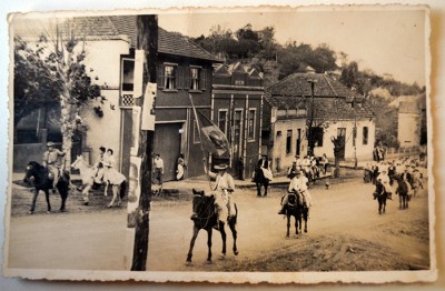 Foto retrata prédios antigos da Cidade Baixa, localizados em frente a Sociedade União. (Foto: Reprodução / Arquivo Pessoal)