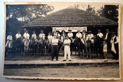 Tradicionalistas em frente ao primeiro galpão do CTG Querência da Amizade. (Foto: Reprodução / Arquivo Pessoal)