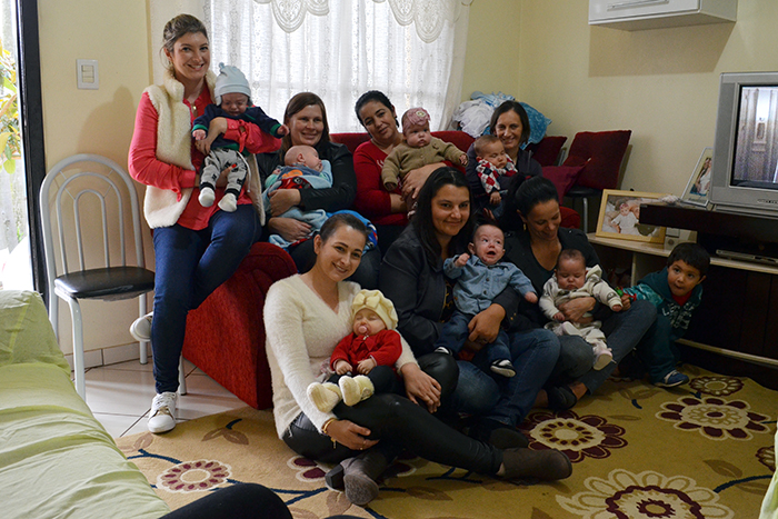Mães e filhos posaram para fotos, para registrar o momento especial. (Foto: Juliano Beppler / Giro do Vale)