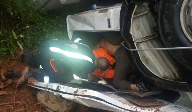 Motorista fica preso às ferragens em acidente na RSC-287 em Mariante