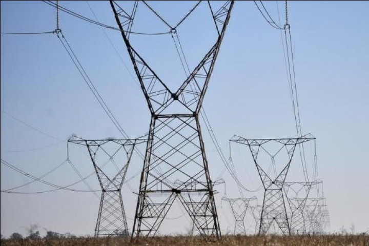 Governo deve aumentar conta de luz para sanar dívida de distribuidoras de energia elétrica