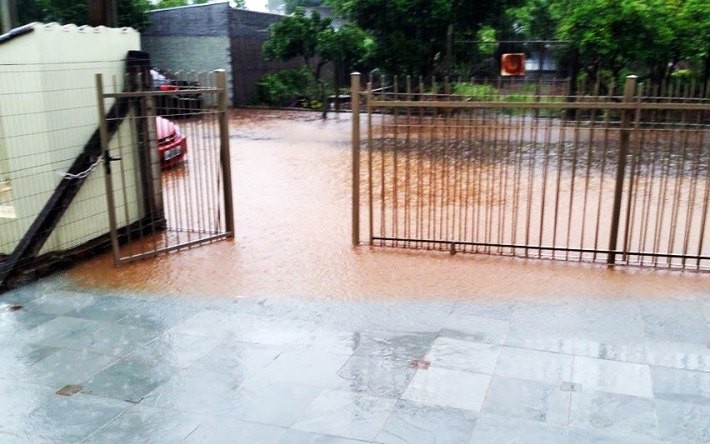 Chuva forte provoca alagamento em ruas de Bom Retiro do Sul